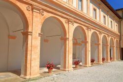 Una fila di archi che decorano un palazzo storico nel centro di Spoleto, Umbria.

