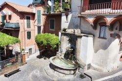 Una fontana nel centro di Rocca di Papa, Largo Massimo D 'Azeglio (Lazio)