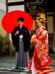 Una giovane coppia con il tradizionale kimono in una strada di Nara, Giappone - © Vincent JIANG / Shutterstock.com