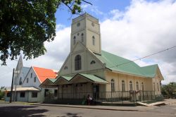 Una grande chiesa affacciata su una strada della capitale Apia, Samoa.
