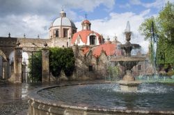 Una grande fontana di fronte alla chiesa di Morelia, Messico.



