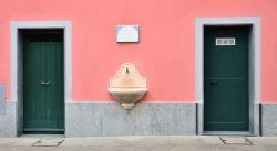 Una graziosa fontana sulla facciata di una casa di Brugnato, La Spezia, Italia. Passeggiando fra le viuzze di questo borgo ligure se ne possono scoprire gli angoli più caratteristici.
 ...