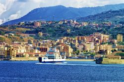 Una nave passeggeri nel Mar Mediterraneo a Villa San Giovanni, Reggio Calabria, Calabria. La città si affaccia sullo Stretto di Messina ed il suo porto è il principale per il traghettamento ...