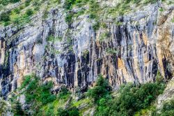 Una parete di roccia spettacolare vicino a Cerchiara di Calabria