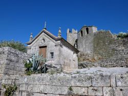Una piccola chiesa in pietra circondata dalle mura di Marialva, Portogallo.
