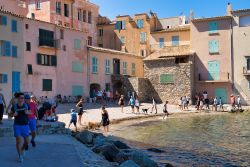 Una piccola spiaggetta ghiaiosa di Saint-Tropez con gli edifici affacciati sul Mediterraneo - © KURLIN_CAfE / Shutterstock.com