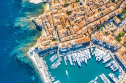 Una pittoresca veduta dall'alto di Saint-Tropez, Costa Azzurra, Francia, affacciato sul piccolo golfo omonimo. La città ha un porto di dimensioni ridotte, un tempo caratterizzato ...