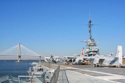 Una portaerei presso il Patriot's Point Naval & Maritime Museum a Charleston, South Carolina. Si tratta di un enorme museo che ospita mezzi realmente usati dall'esercit americano ...