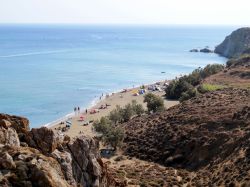 Una spiaggia del litorale di Anafi, Grecia. In alcuni tratti della costa si può fare campeggio libero - © Kostas Koutsaftikis / Shutterstock.com 