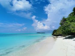 Una spiaggia solitaria alle Maldive, potete sscoprire questi paradisi terrestri anche con una vacanza low cost