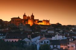 Una splendida veduta by night di Viseu, Portogallo. Situata fra la catena montuosa della Serra da Estrela e la Serra do Caramulo, questa bella cittadina medievale sorge in una posizione panoramica ...