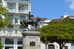 Una statua equestre di ottone in una piazza pubblica di Casco Viejo, Panama City, America Centrale.

