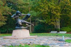 Una statua nel parco botanico di Palanga, Lituania: la scultura ritrae una donna che combatte con il serpente, opera di Robertas Antinis del 1960 - © Birute Vijeikiene / Shutterstock.com ...