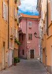Una tipica viuzza con case affacciate nel centro di Muggia, vicino a Trieste - © Rsphotograph / Shutterstock.com