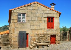 Una tradizionale casa rurale nella cittadina storica di Marialva, Portogallo.
