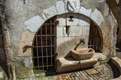 Una vecchia fontana in pietra con stemma araldico nel centro storico di Annecy, Francia. Siamo nel dipartimento dell'Alta Savoia, nella regione dell'Alvernia-Rodano-Alpi.

