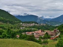 Una veduta panoramica del villaggio di Tenno, Trentino Alto Adige. Fa parte della Comunità Alto Garda e Ledro e comprende diverse frazioni - © bikemp / Shutterstock.com