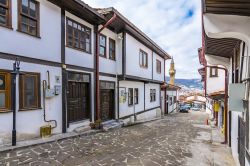 Una via del centro storico di Amasya, Turchia. Grazie alla sua lunga tradizione, Amasya viene considerata una delle più antiche città del paese.



