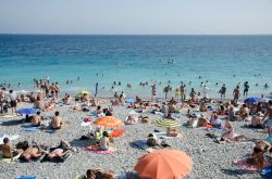 Un'affollata spiaggia di Saint-Tropez, Francia, in estate - © Pe3k / Shutterstock.com