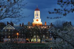 L'Università di Harvard (Harvard University) si trova a Cambridge, nell'area metropolitana di Boston. Fondata nel 1636 grazie ai contributi di John Harvard e altri privati, membro ...
