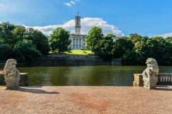 Un bell'edificio nel parco dell'università di Nottingham, Inghilterra. Fondata nel 1881 questa istituzione accademica britannica è una delle più antiche del paese.
 ...