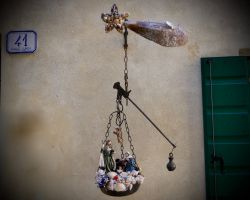 Uno dei caratteristici presepi di Calle Lunga nel centro storico di Grado in Friuli Venezia GIulia