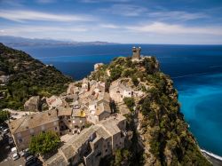 Uno dei gioielli di Cap Corse: il borgo di Nonza a picco sul mare della Corsica