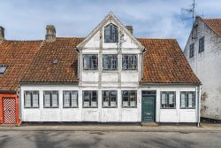 Uno dei tanti palazzi pittoreschi nel centro storico di Helsingor, Danimarca. La nascita di Helsingor si può far risalire al 70 dopo Cristo anche se il suo sviluppo demografico avvenne ...