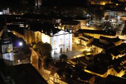 Uno scorcio by night del centro storico di Leiria (Portogallo) dall'alto.

