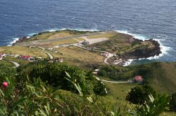 Uno scorcio dall'alto dell'isola di Saba con l'aeroporto (Caraibi).
