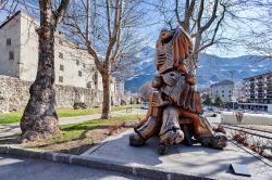 Uno scorcio del centro storico di Aosta con una statua in primo piano, Valle d'Aosta - © Irina Sen / Shutterstock.com