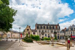 Uno scorcio del centro storico di Bourges, Francia. Capoluogo del Berry, questa graziosa cittadina si trova alla confluenza dei fiumi Yèvre e Auron - © ilolab / Shutterstock.com