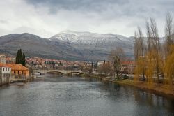 Uno scorcio del fiume Trebisnjica nei pressi della città di Trebinje in una giornata invernale (Bosnia Erzegovina).

