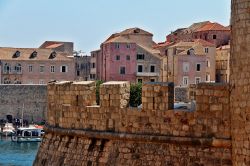 Uno scorcio del Forte di Revelin fuori Ploce City Gate a Dubrovnik, Croazia. Questa fortezza eretta nel 1462 venne successivamente ampliata per difendersi dai turchi che avevano invaso la vicina ...