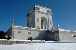 Uno scorcio del memoriale di Asiago, provincia di Vicenza, Veneto, in inverno - © 57949492 / Shutterstock.com