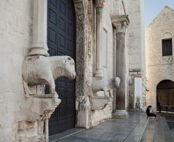 Uno scorcio del portale d'ingresso della basilica di San Nicola a Bari, Puglia - © Ratikova / Shutterstock.com