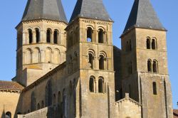 Uno scorcio della basilica di Paray-le-Monial, Francia. Importante luogo di pellegrinaggio, è considerata come il modello, in scala ridotta, della chiesa abbaziale di Cluny.
