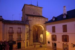 Uno scorcio della cattedrale di Jaca, Aragona, Spagna, fotografata di notte. E' la prima cattedrale romanica costruita nel territorio aragonese e una delle più antiche di tutta la ...