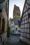 Uno scorcio della chiesa di Eguisheim vista da una stradina con case a graticcio, Alsazia (Francia) - © JlAlvarez / Shutterstock.com