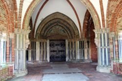 Uno scorcio della chiesa di Santa Maria a Lubecca, Germania. Costruita alla fine del XII° secolo, la Marienkirche accoglie al suo interno il più grande organo meccanico del mondo.

 ...