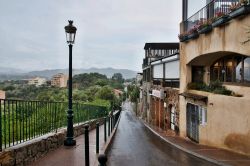 Uno scorcio della città di Porto-Vecchio, Corsica, in una giornata di pioggia.
