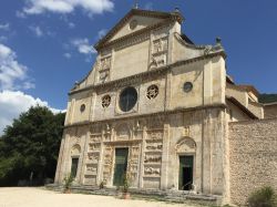 Uno scorcio della facciata della chiesa di San Pietro a Spoleto, Umbria. Fu costruita alle falde del Monteluco di Spoleto dal vescovo Achilleo agli inizi del quinto secolo come luogo di sepoltura ...
