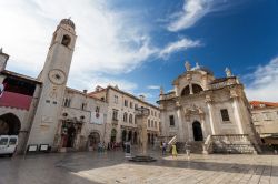 Uno scorcio di Piazza della Loggia nel cuore di Dubrovnik, Croazia. In quest'immagine la chiesa di San Biagio costruita nel 1715 dal veneziano Marino Groppelli e la Torre Civica del XV° ...
