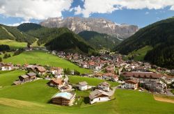 Uno scorcio di Selva di Val Gardena (Trentino Alto Adige), provincia di Bolzano. Siamo in una rinomata località di villeggiatura estiva e invernale.



