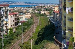 Uno scorcio di Torre del Greco con i binari della ferrovia, provincia di Napoli (Campania). Sullo sfondo, la costa napoletana con il mare.

