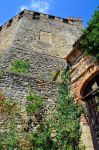 Uno scorcio del Castello dal Verme di Zavattarello, borgo medievale lombardo - © maudanros / Shutterstock.com