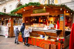 Uno stand gastronomico ai mercatini natalizi di Lugano in Svizzera- © Anton_Ivanov / Shutterstock.com