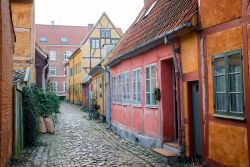 Vecchie case nel centro storico di Helsingor, Danimarca. Il centro cittadino di Helsingor è un vero e proprio gioiello e a chi piace fare fotografie offre scorci davvero suggestivi.
 ...
