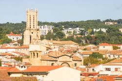 Veduta aerea del centro di Aix-en-Provence, Francia - Una splendida fotografia scattata dall'alto sulla signorile cittadina di Aix en Provence, chiamata affettuosamente Aix dai francesi. ...