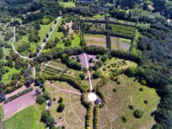 Veduta aerea del giardino botanico di Chisinau, Moldavia. Fondato nel 1950 dall'Accademia russa delle Scienze, il parco si estende per circa 104 ettari e accoglie oltre 10 mila specie di ...